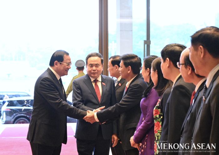 Chủ tịch Quốc hội Trần Thanh Mẫn giới thiệu với Thủ tướng Lào Sonexay Siphandone các đại biểu cấp cao Việt Nam. Ảnh: Đỗ Thảo - Mekong ASEAN