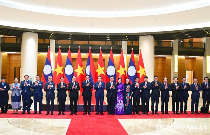 Chủ tịch Quốc hội Trần Thanh Mẫn và Thủ tướng Lào Sonexay Siphandone chụp ảnh lưu niệm cùng các đại biểu. Ảnh: Đỗ Thảo - Mekong ASEAN