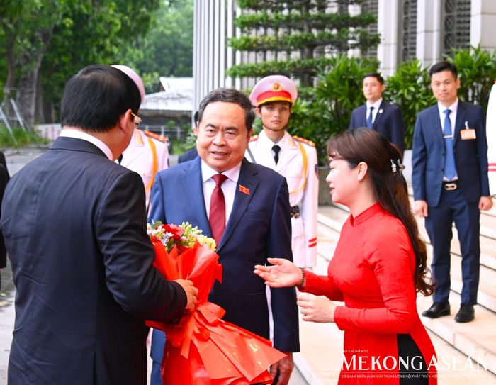 Đại diện Văn phòng Quốc hội tặng hoa chào mừng Thủ tướng Lào Sonexay Siphandone. Ảnh: Đỗ Thảo - Mekong ASEAN