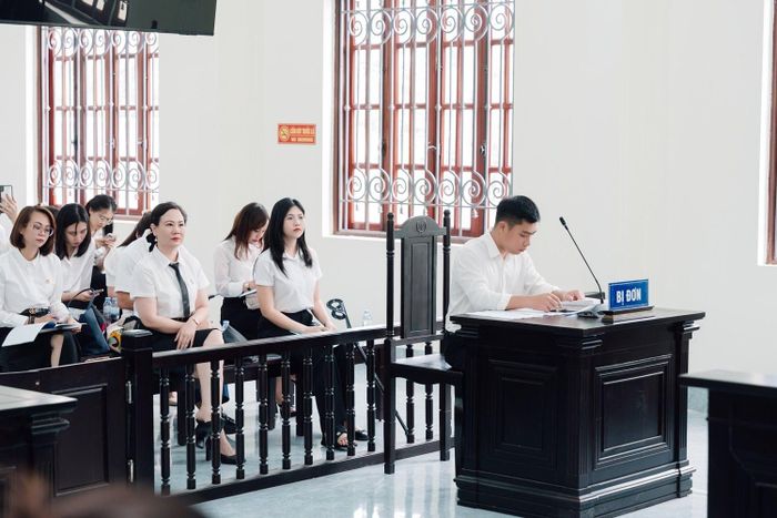 Nhà giáo Ưu tú, Phó Giáo sư, Tiến sĩ Nguyễn Thị Minh Hằng - Phó Giám đốc Học viện Tư pháp tham gia cùng lớp học