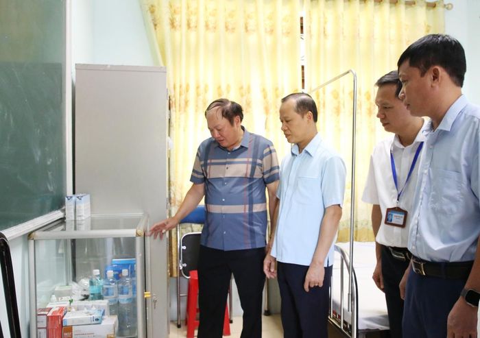Đồng chí Mai Sơn, Phó Chủ tịch Thường trực UBND tỉnh kiểm tra phòng y tế tại Điểm thi THPT Lương Tài số 2.