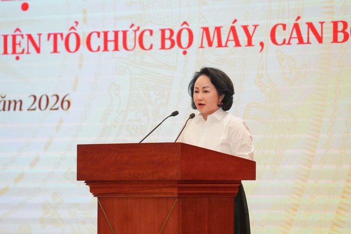 Đồng chí Trần Thu Huyền, Trưởng Ban Tổ chức Đảng ủy NHNN, Vụ trưởng Vụ Tổ chức cán bộ trình bày báo cáo tại Hội nghị