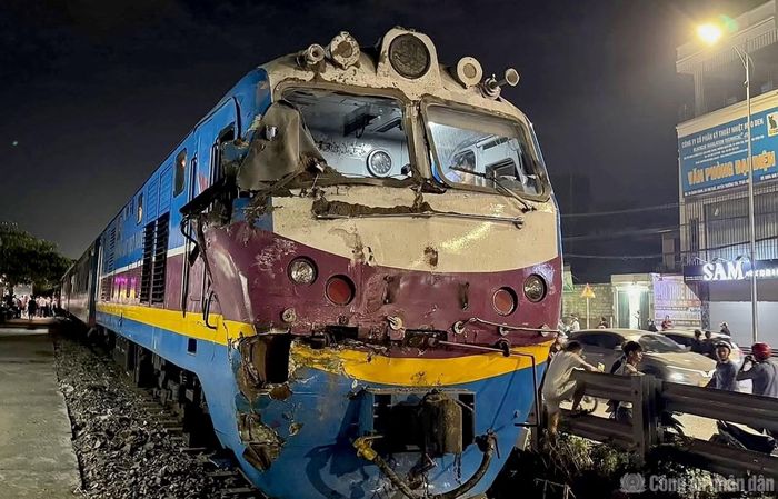 Đầu tàu hỏa SE19 bị hư hỏng.