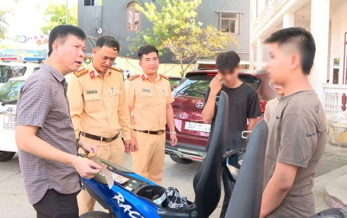 Không những điều khiển xe gắn máy vi phạm giao thông, nhóm thanh thiếu niên này còn mang theo các loại hung khí nguy hiểm.