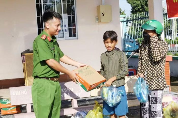 Công an các đơn vị, địa phương ở TP Cần Thơ tổ chức mô hình "Đổi rác lấy quà" nhằm tuyên truyền bảo vệ môi trường.