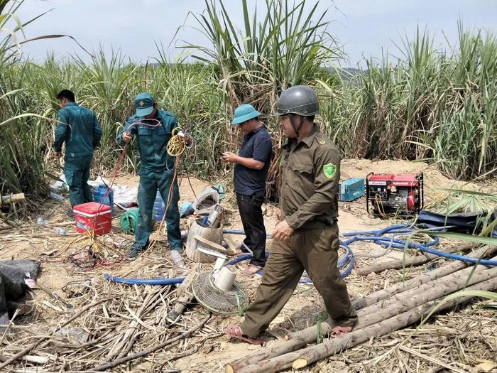 Lực lượng chức năng xã Sông Hinh kiểm tra, thu giữ tang vật tại bãi đào đãi vàng trái phép.