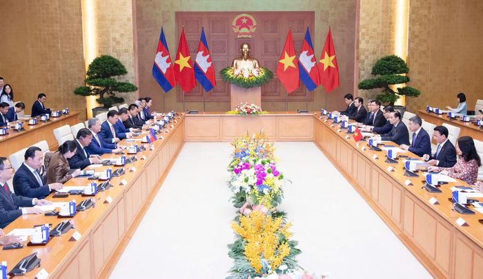 Sau lễ đón, hai Thủ tướng đã dẫn đầu đoàn cấp cao hai nước tiến hành hội đàm nhằm đánh giá kết quả hợp tác giữa hai nước thời gian qua và đề xuất các phương hướng hợp tác thời gian tới và chứng kiến Lễ trao văn kiện hợp tác giữa Việt Nam-Campuchia.
