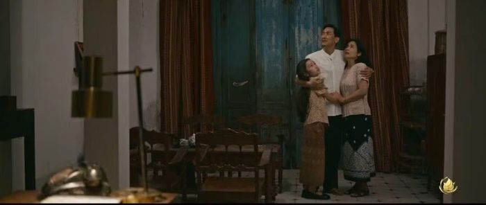 Nguyễn Thành cùng vợ con đầy âu lo trước biến cố đảo chính trong tập 10 phim "Tận hiến".