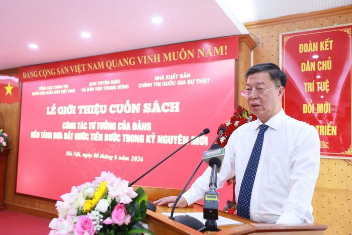 Giám đốc - Tổng Biên tập Nhà xuất bản Chính trị quốc gia Sự thật Vũ Trọng Lâm phát biểu tại lễ ra mắt sách.
