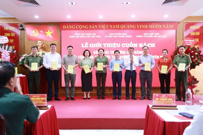 Ban tổ chức tặng sách cho các đại biểu dự lễ giới thiệu sách.