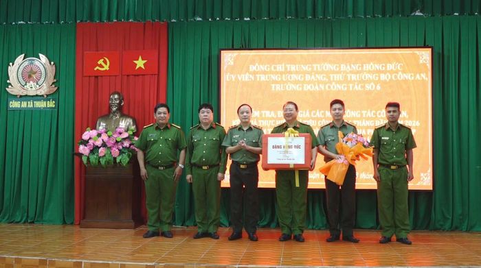 Thứ trưởng Đặng Hồng Đức tặng quà cho CBCS Công an xã Thuận Bắc. Ảnh: Tiến Quân.