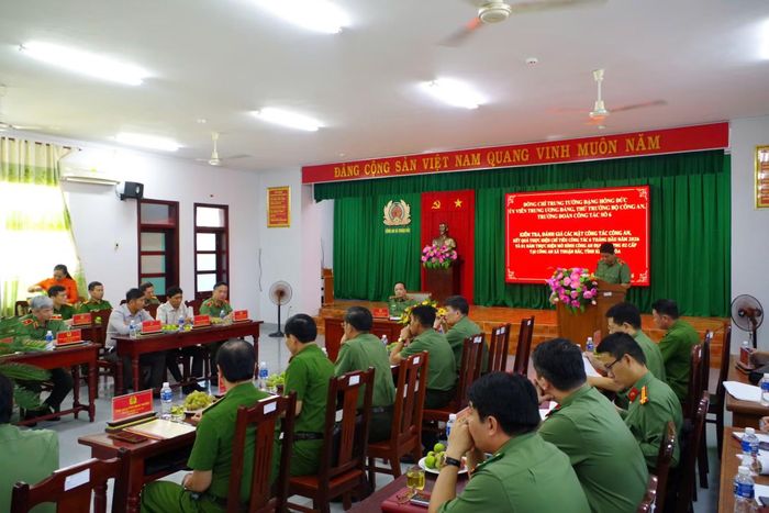 Quang cảnh buổi kiểm tra công tác tại Công an xã Thuận Bắc. Ảnh: Tiến Quân.