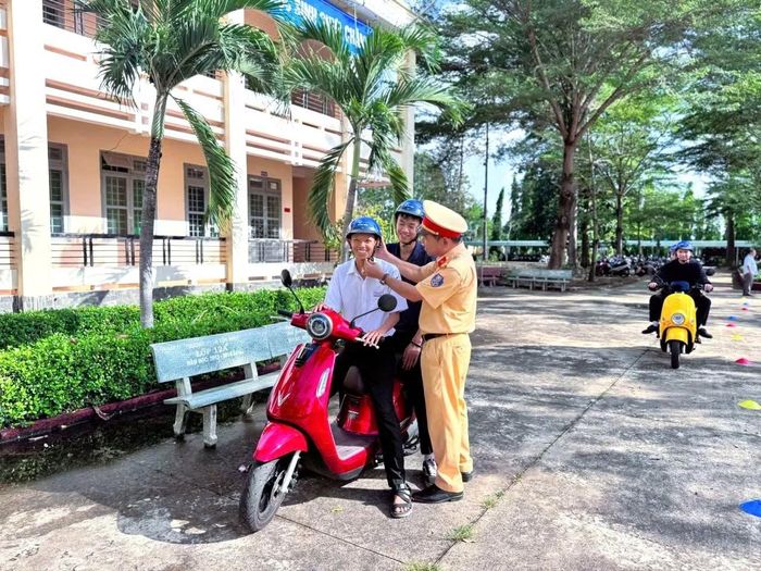 CSGT hướng dẫn học sinh đội mũ bảo hiểm đúng cách.