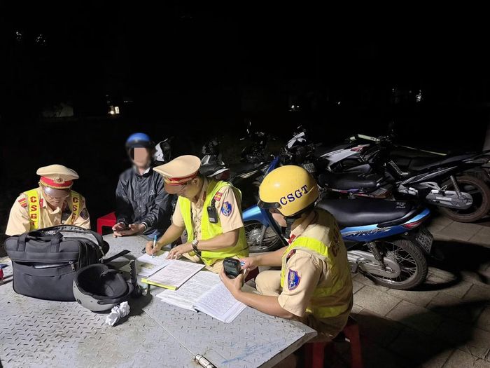 CSGT lập biên bản trường hợp vi phạm quy định về giao thông.