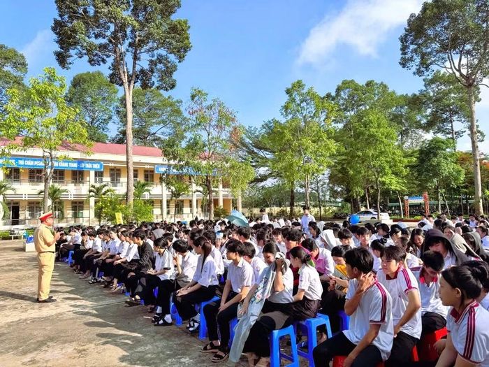 Cán bộ Phòng CSGT tuyên truyền pháp luật về trật tự, an toàn giao thông tại Trường THPT Lộc Hiệp.