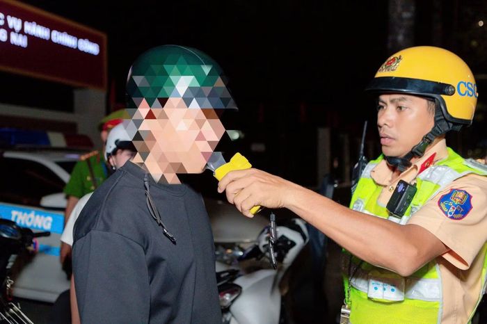 CSGT kiểm tra nồng độ cồn một thanh niên điều khiển phương tiện tham gia giao thông.