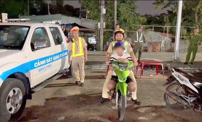 Một trường hợp trường hợp chưa đủ tuổi điều khiển phương tiện bị CSGT xử lý tối 30/5.