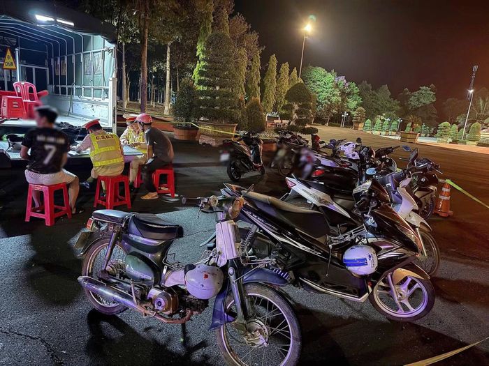 Qua công tác kiểm tra, CSGT phát hiện và lập biên bản xử lý nhiều thanh thiếu niên vi phạm.
