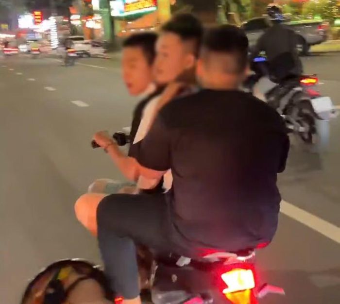 CSGT tuần tra phát hiện nhiều thanh thiếu niên chở 3, không đội mũ bảo hiểm.