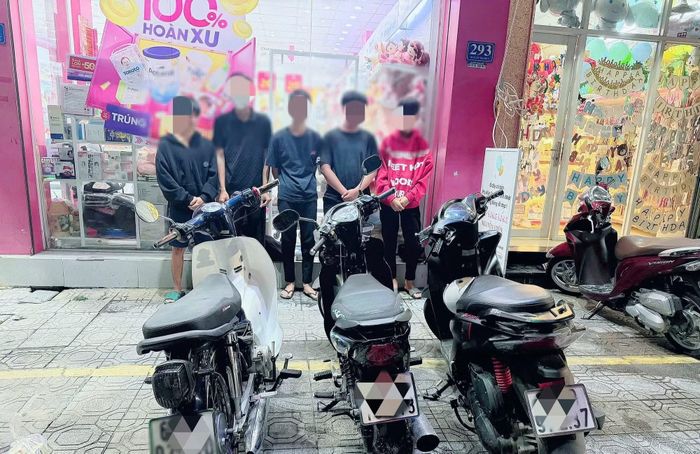 Những người chưa đủ tuổi điều khiển phương tiện bị CSGT xử lý.