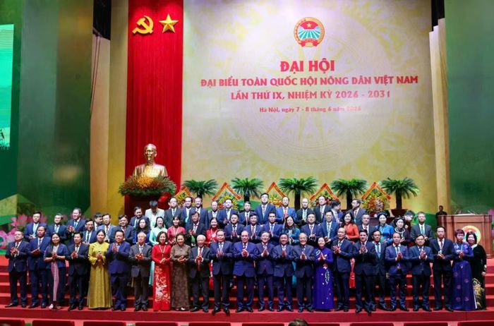 Các đại biểu chụp ảnh lưu niệm với các đồng chí lãnh đạo Đảng, Nhà nước.