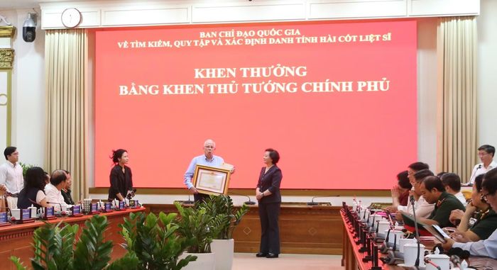Phó Thủ tướng Phạm Thị Thanh Trà trao Bằng khen cho ông Robert Ambrose Connor.