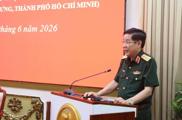 Thượng tướng Nguyễn Văn Gấu, Thứ trưởng Bộ Quốc phòng, phát biểu ý kiến.