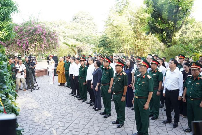 Các đồng chí lãnh đạo và đại biểu dâng hương, dâng hoa tại Bia tưởng niệm cố Tổng Bí thư Trần Phú và các Anh hùng Liệt sĩ tại Công viên Lê Thị Riêng.
