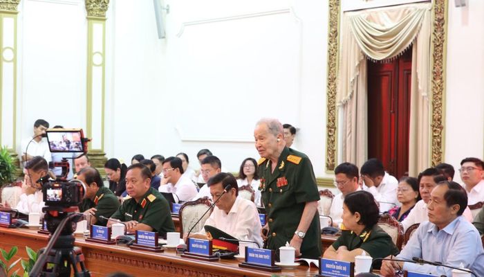 Đại tá, Anh hùng LLVTND Nguyễn Văn Tàu (Tư Cang) phát biểu ý kiến.