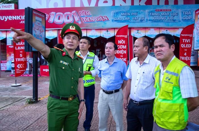 Đại tá Trần Bình Hưng, Phó giám đốc Công an tỉnh Đắk Lắk cùng lãnh đạo các sở, ngành kiểm tra các điểm đen về TNGT nhằm đảm bảo an toàn giao thông cho thí sinh cũng như phụ huynh học sinh, các lực lượng tham gia kỳ thi.