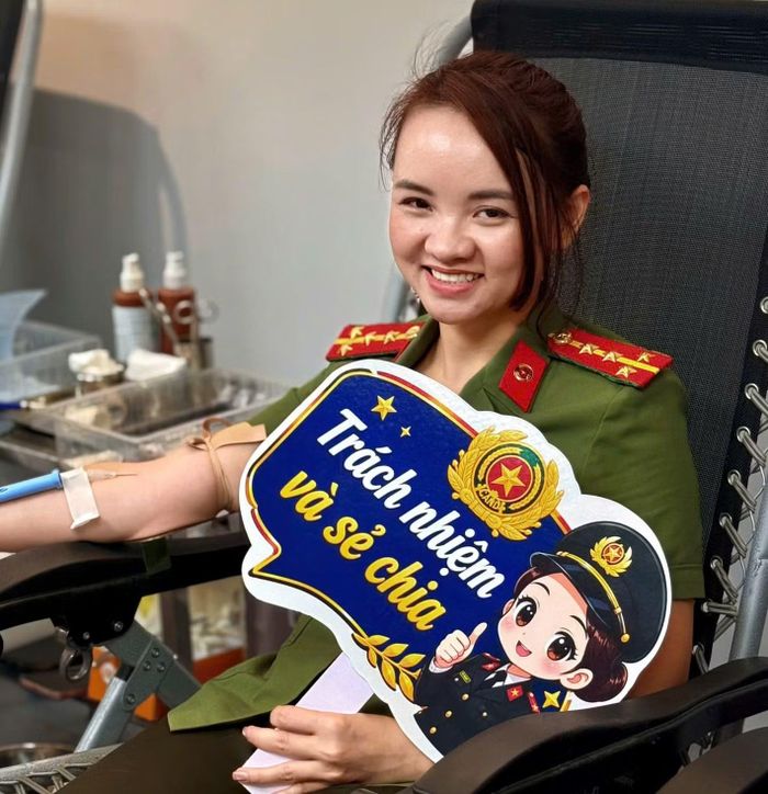 Đại úy Bùi Phương Thảo hiến máu 17 lần.