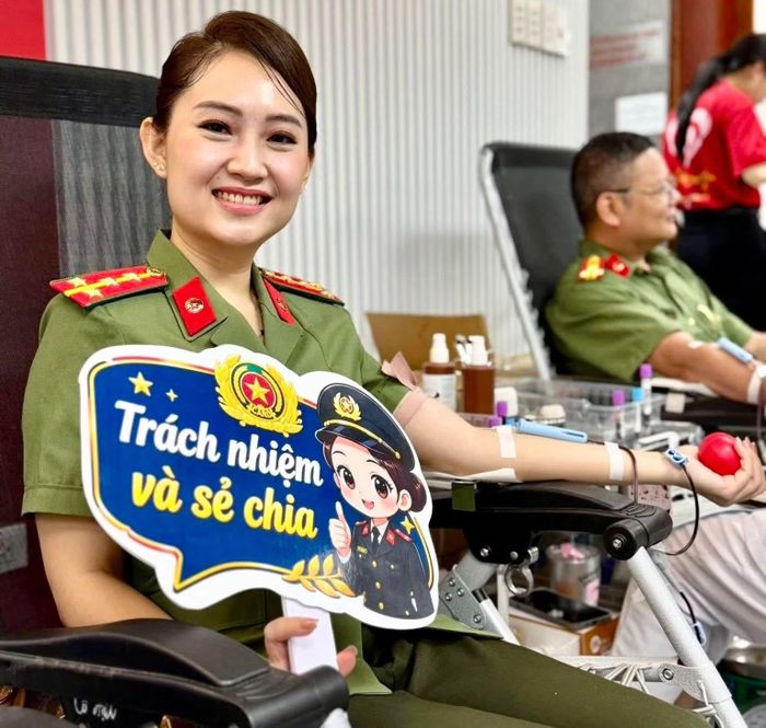 Cán bộ chiến sĩ Cục Truyền thông CAND tham gia hiến máu