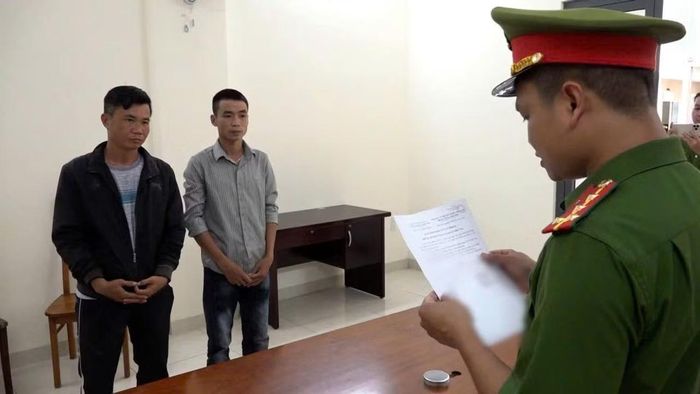 Cơ quan CSĐT Công an tỉnh Khánh Hòa tống đạt quyết định khởi tố bị can đối với Nguyễn Trung Hiếu và Nhiêu Thắng Lộc. Ảnh: Lan Phương.