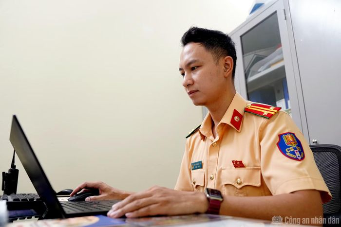 Cán bộ Đội CSGT số 6 thao tác nghiệp vụ trên phần mềm tại trụ sở đơn vị.