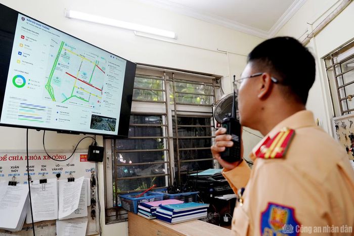 Chỉ huy đơn vị theo dõi tình hình địa bàn qua ứng dụng "Cẩm nang giao thông".