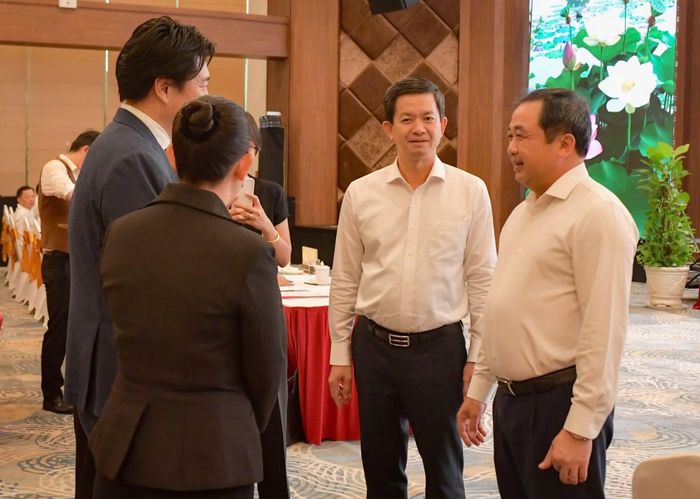Bí thư Thành ủy Hà Nội (bìa phải) và Bí thư Thành ủy Cần Thơ (thứ 2 từ phải qua) trao đổi với doanh nghiệp tham dự Hội nghị.
