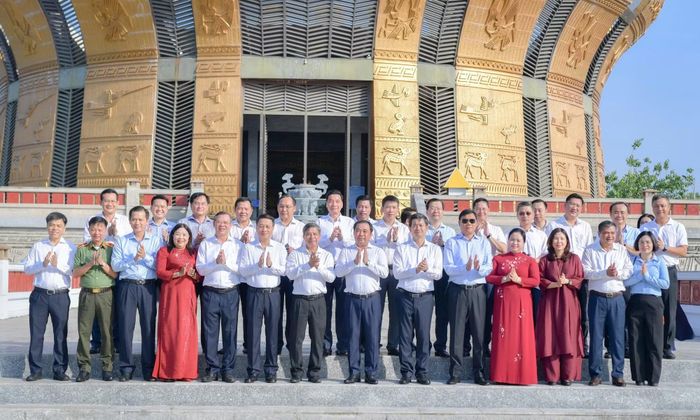 Đoàn công tác TP Hà Nội và TP Cần Thơ chụp hình lưu niệm tại Đền thờ Vua Hùng TP Cần Thơ.