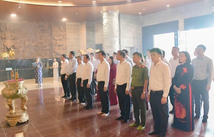Đoàn công tác TP Hà Nội và TP Cần Thơ dâng hương tại Đền thờ các Vua Hùng TP Cần Thơ.