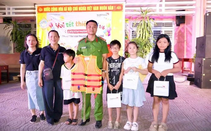 Cán bộ Công an phường Hải Vân hướng dẫn học sinh kỹ năng phòng, chống đuối nước trong dịp nghỉ hè.