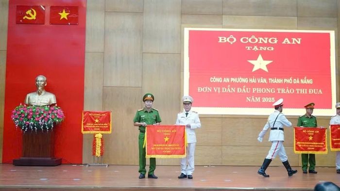 Công an phường Hải Vân vinh dự đón nhận Bằng khen của Bộ Công an vì có thành tích xuất sắc, dẫn đầu phong trào thi đua Vì an ninh Tổ quốc năm 2025.