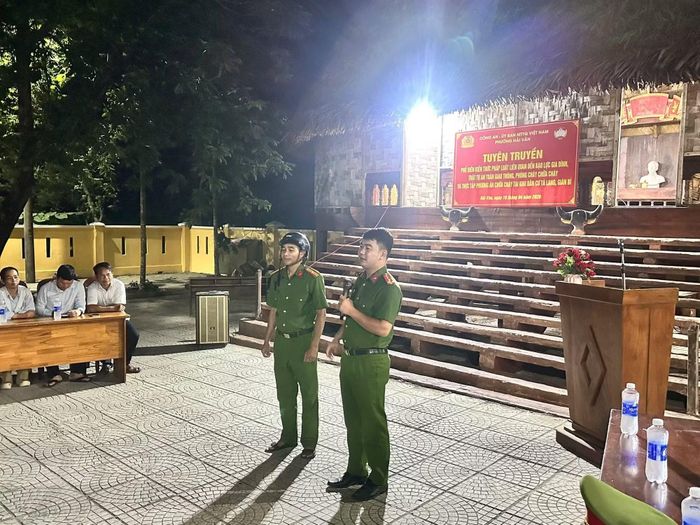 Cán bộ, chiến sĩ Công an phường Hải Vân thường xuyên bám địa bàn, nắm chắc tình hình cơ sở, kịp thời giải quyết các vấn đề phát sinh về ANTT.