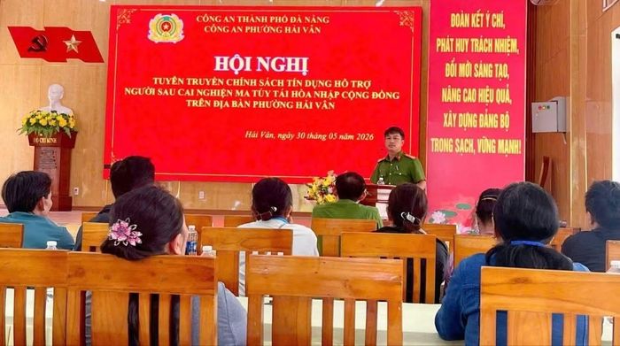Công an phường Hải Vân trao hỗ trợ vốn cho người sau cai nghiện ma túy, người chấp hành xong án phạt để phát triển kinh tế, ổn định cuộc sống.