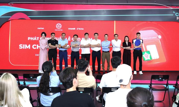 Các đại biểu tham dự nghi thức phát động Tuần lễ cao điểm cùng cuộc thi “SIM chuẩn – kết nối thật”.