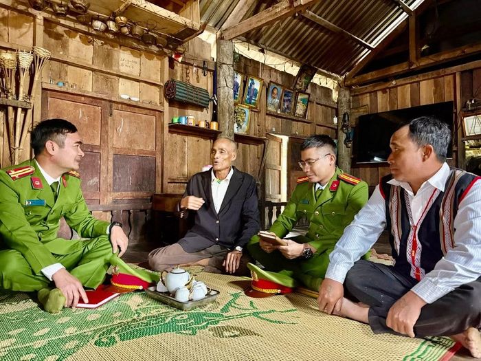 Thượng tá Nguyễn Quang Trung, Trưởng Công an xã A Dơi chuyện trò, nắm bắt tâm tư nguyện vọng của người dân từ các bí thư chi bộ, già làng, trưởng bản ở A Dơi.