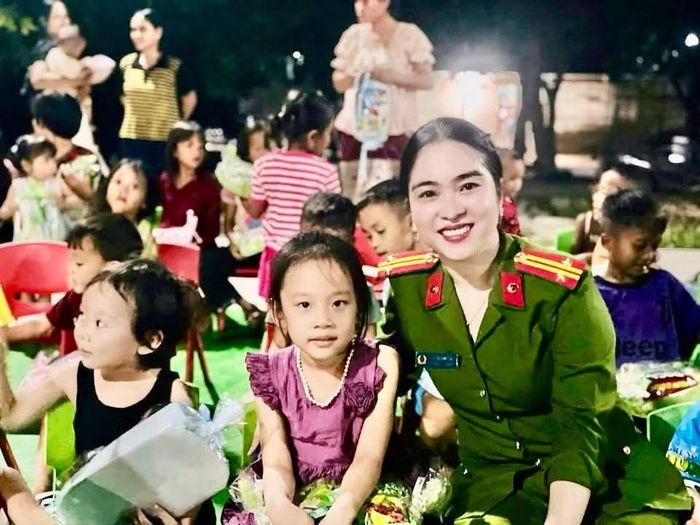 Công an xã A Dơi chung tay chăm lo đời sống vật chất, tinh thần cho trẻ em ở A Dơi.
