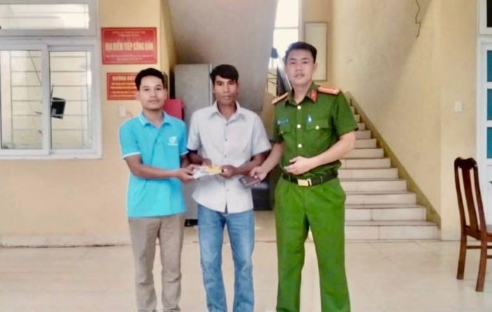 Công an xã Lìa biểu dương gương người tốt việc tốt ở địa phương.