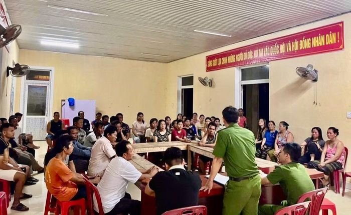 Công an xã Lìa nắm bắt tâm tư, nguyện vọng của bà con nhân dân tại các buổi họp chi bộ thôn và họp xã.
