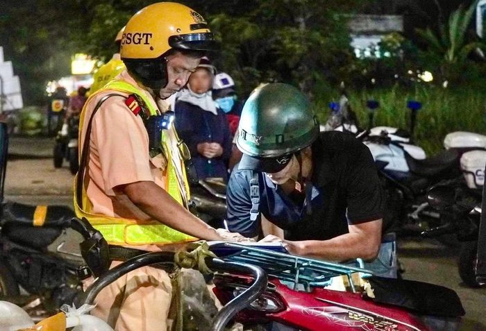 Cảnh sát giao thông kiểm tra, xử lý các trường hợp vi phạm ở chợ đầu mối.