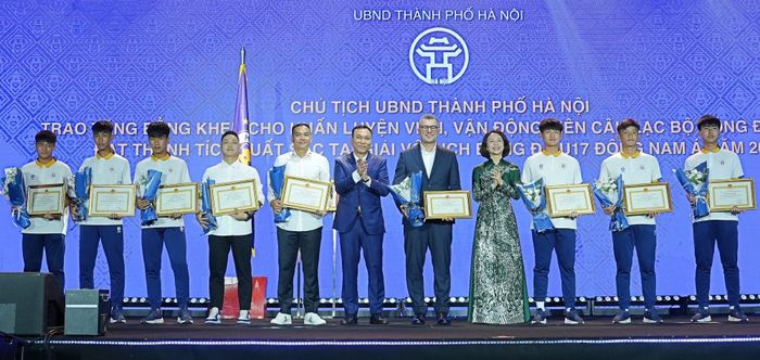 Phó Chủ tịch UBND TP Hà Nội Vũ Thu Hà và Chủ tịch Liên đoàn Bóng đá Việt Nam Trần Quốc Tuấn trao bằng khen cho Huấn luyện viên, vận động viên của Hà Nội FC.