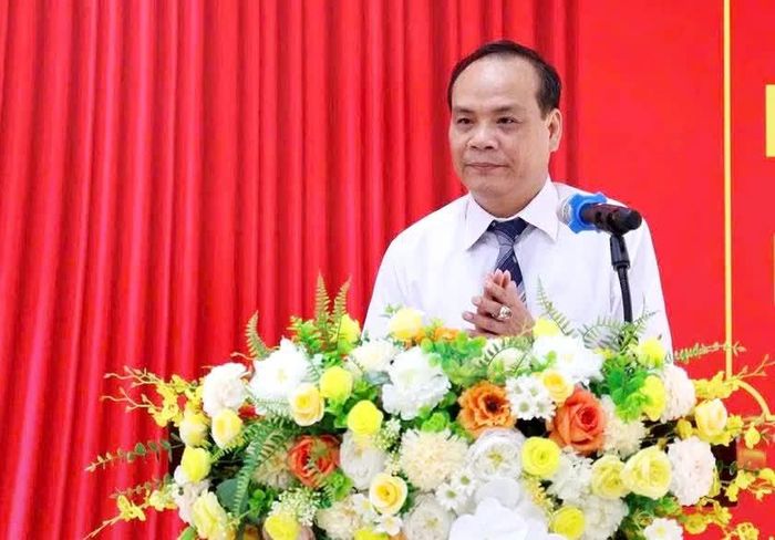 Đồng chí Nguyễn Thuần Hưng - Phó Bí thư Thường trực Đảng ủy phường Cam Đường phát biểu tại Lễ kết nạp đảng viên mới. Ảnh: CTV